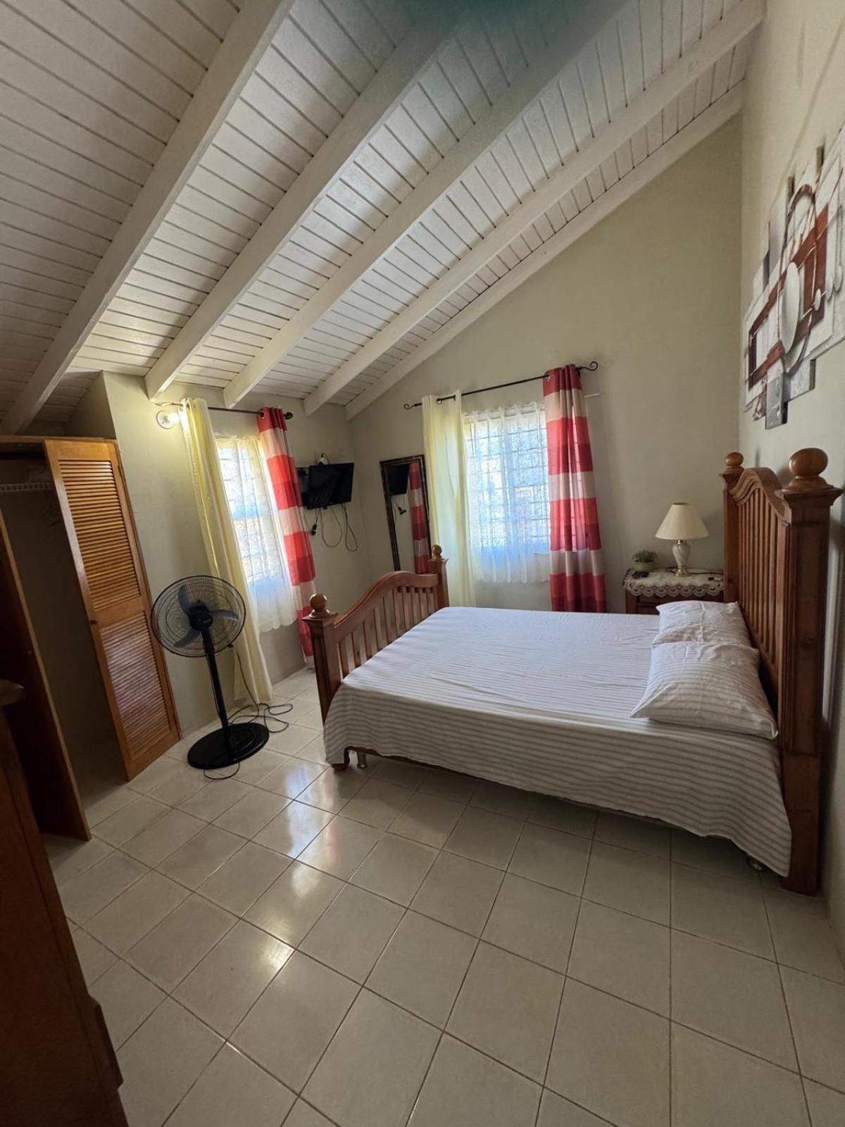 Rhyne Park Inn Montego Bay Extérieur photo